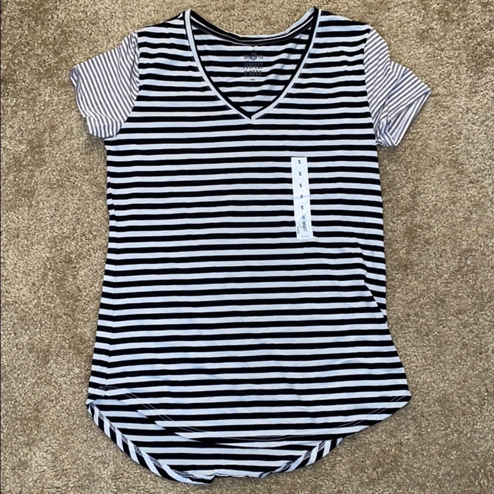 Multi striped v-neck Tee